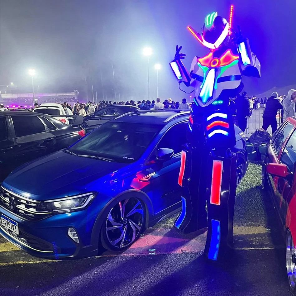 Robô de Led animando a galera em Itapevi