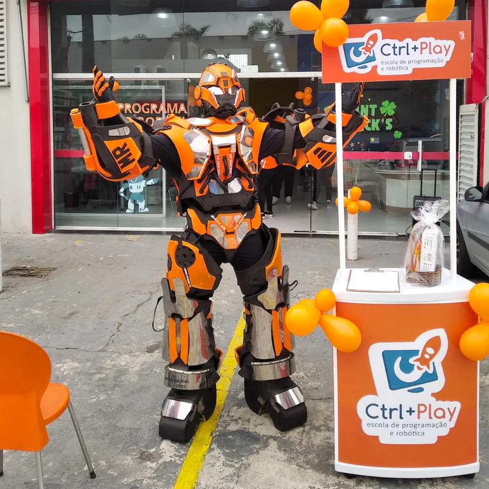 Robô de Led alegrando a festa em Itapevi