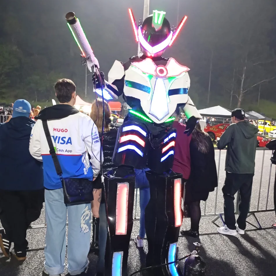Robô de Led animando as crianças na festa