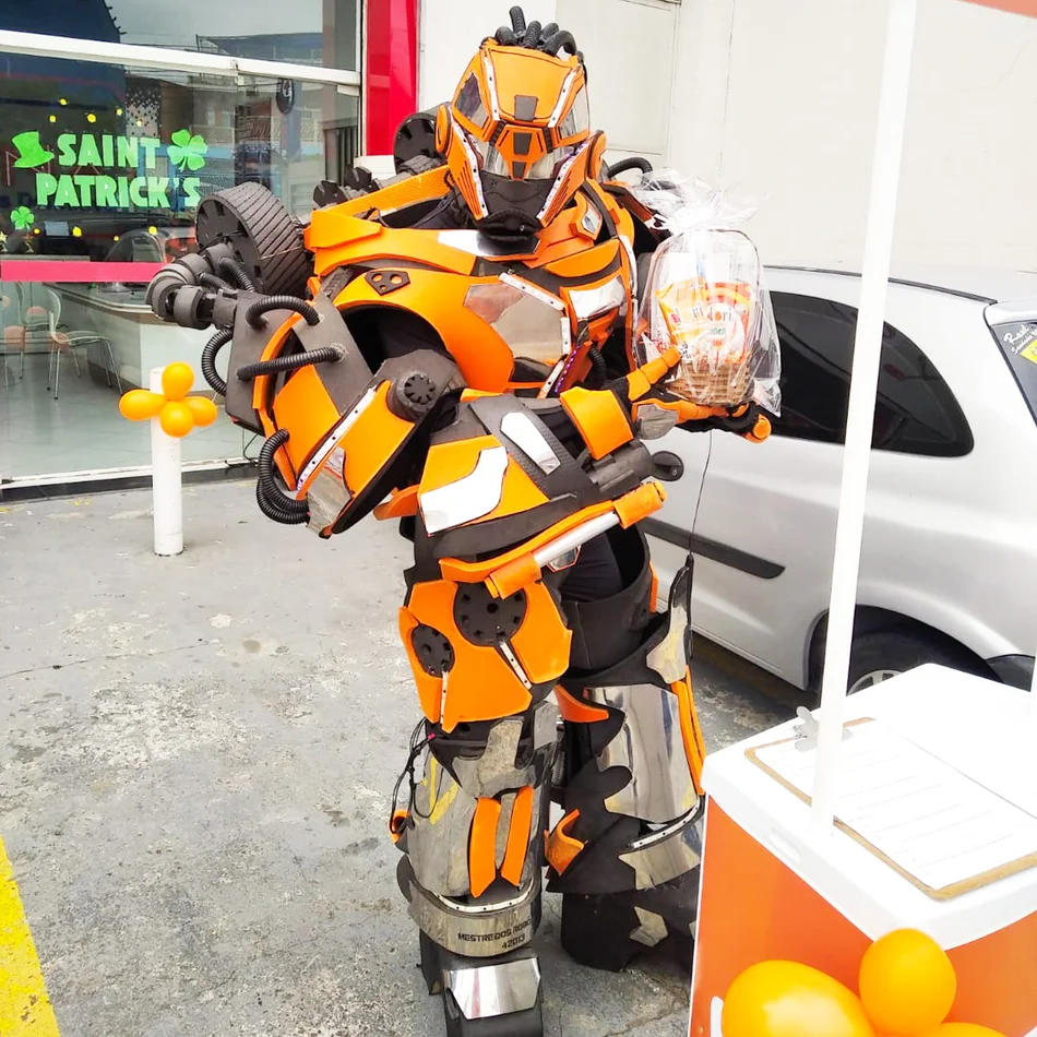 Robô de Led animando a galera em Barueri